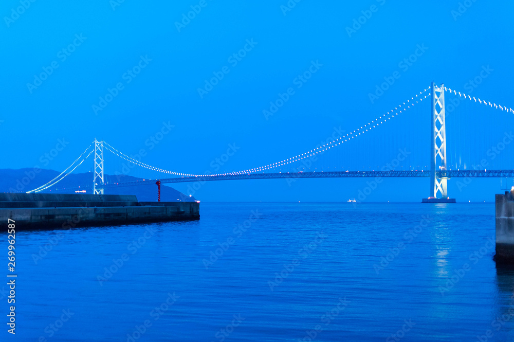 Fototapeta premium 青い夕暮れとライトアップされた明石海峡の橋