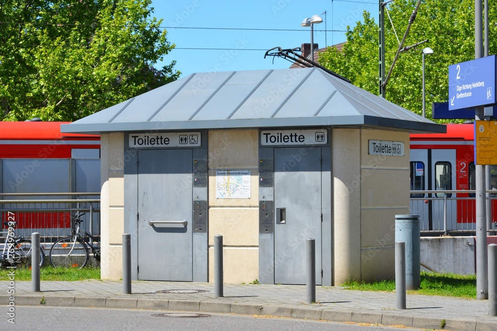 Freistehende öffentliche Bahnhofstoilette mit Metalldach