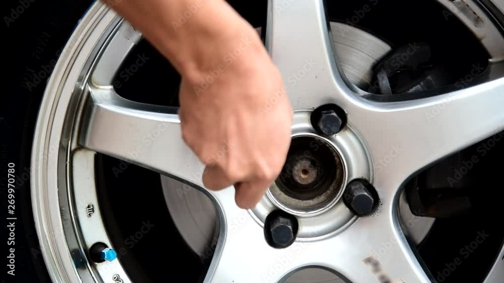 Vidéo Stock change the wheel of car / Turn the nut for unlock the car