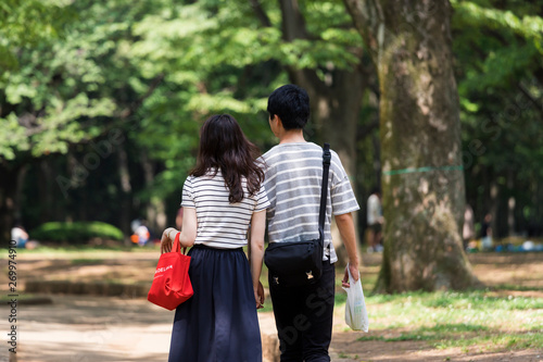 公園で過ごすカップル