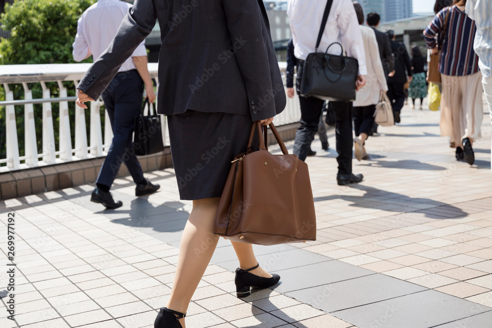 女性中心の通勤風景