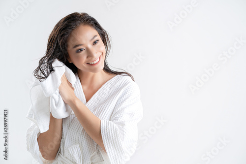 Asian women are using a dry towel to dry their hair.after showering