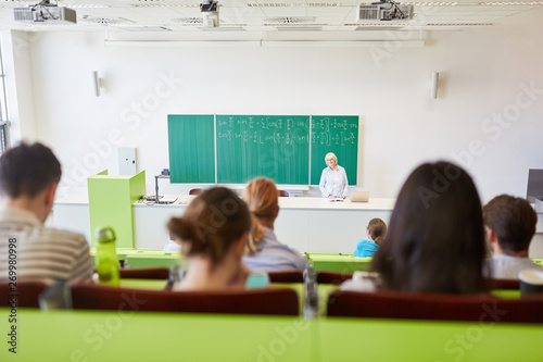 Vorlesung im Hörsaal einer Universität