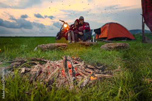 Foto bundle of  firewood charcoal or burning of kindling in campfire for couple lover