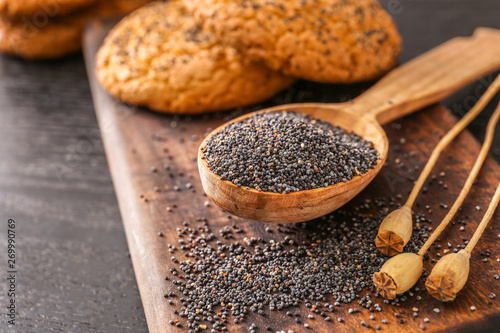 Spoon with poppy seeds on table © Pixel-Shot