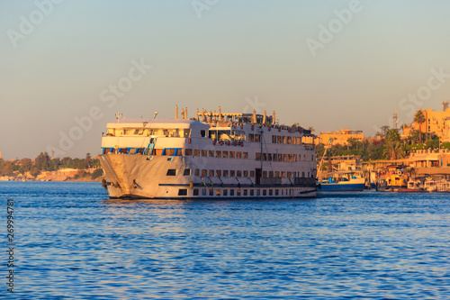 Slika na platnu Cruise ship sailing on the Nile river, Egypt