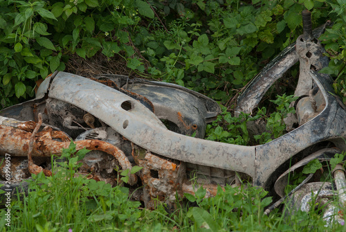 motocicletta abbandonata nell'ambiente