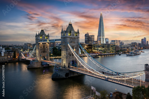 Die beleuchtete Tower Br  cke   ber der Themse in London bei Sonnenuntergang  Gro  britannien