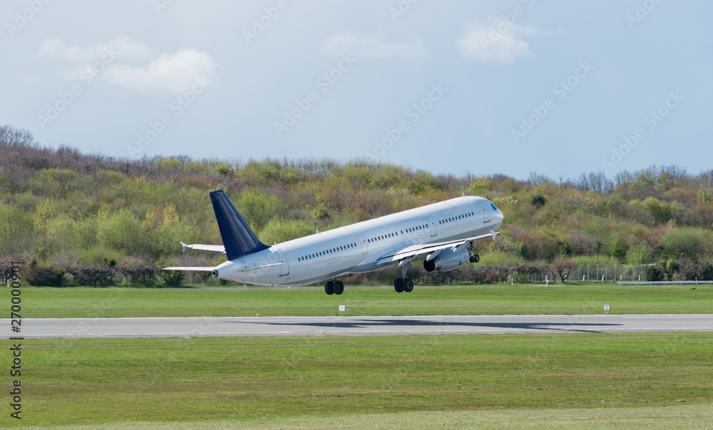Flugzeug beim Start auf der Startbahn Hamburger Flughafen Flugzeug beim Start auf der Startbahn Hamburger Flughafen