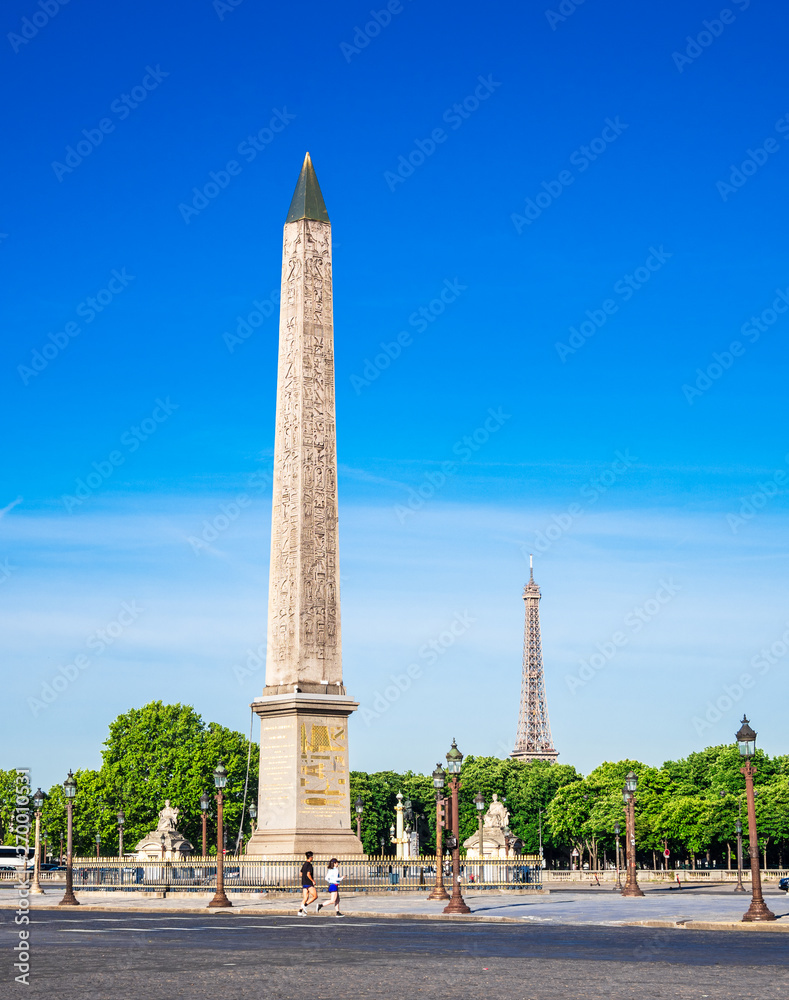 パリ　コンコルド広場とエッフェル塔