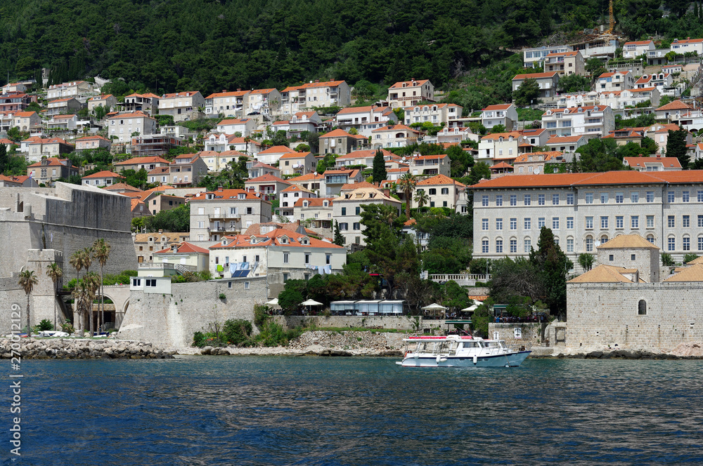 Ville de Dubrovnik vue depuis l'Adriatique