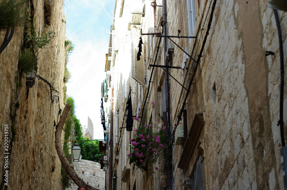 Balcons d'une ruelle étroite de Dubrovnik