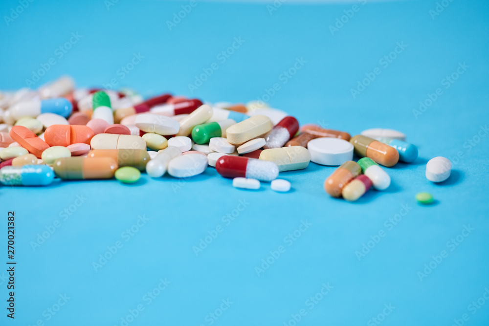 Medizin Medikamente vor Hintergrund in blau