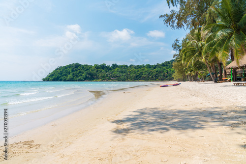 Fototapeta Naklejka Na Ścianę i Meble -  Beautiful tropical beach with blue sky at at Koh Kood Island,thailand island
