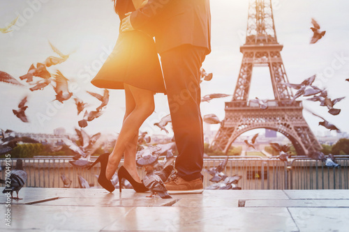 Canvas Print travel to Paris, France, romantic couple near Eiffel tower