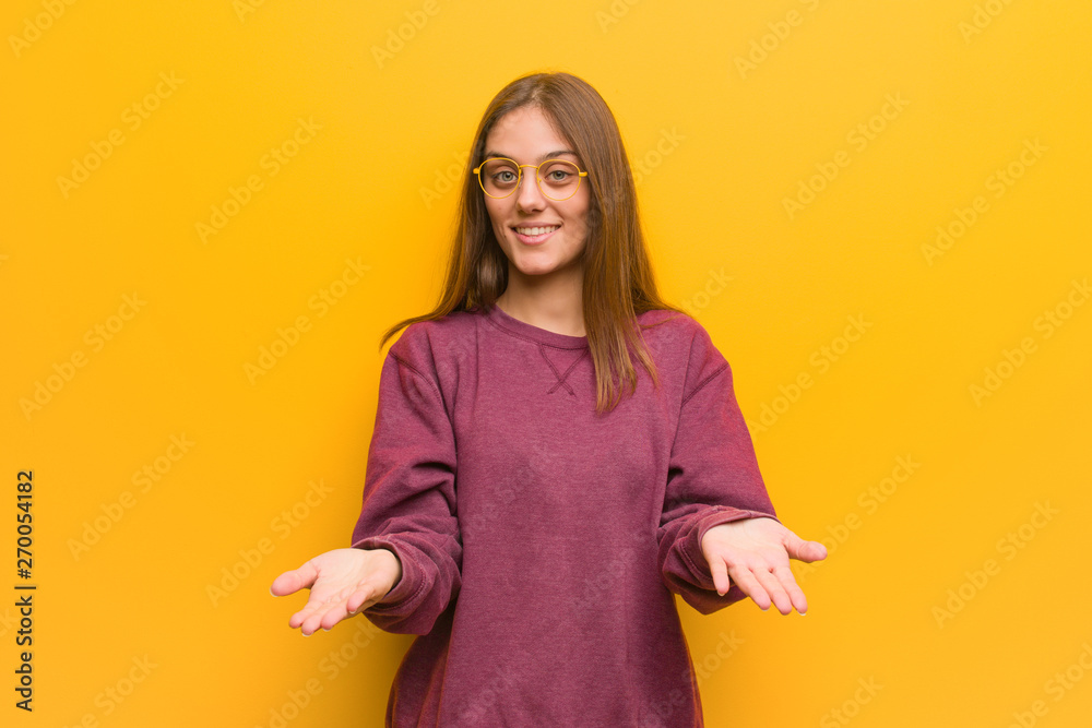 Obraz premium Young casual woman inviting to come
