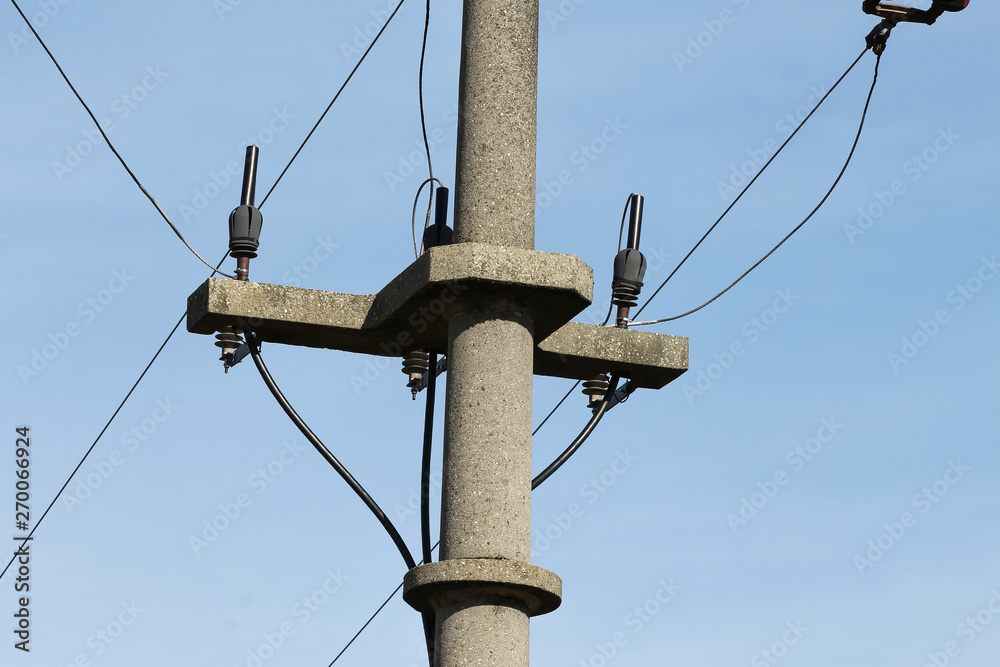 Obraz premium Alter Strommast mit Isolatoren