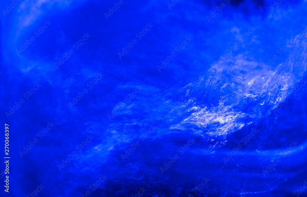 Obraz premium Play of light on boiling water