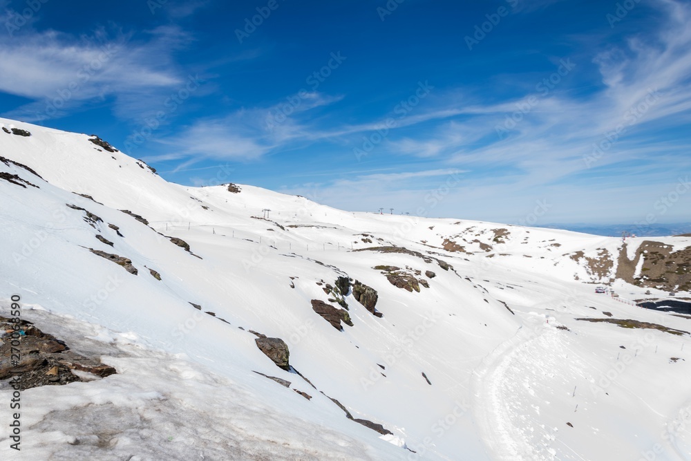 Obraz premium Montaña nevada. Parque Nacional de Sierra Nevada. Granada. España.