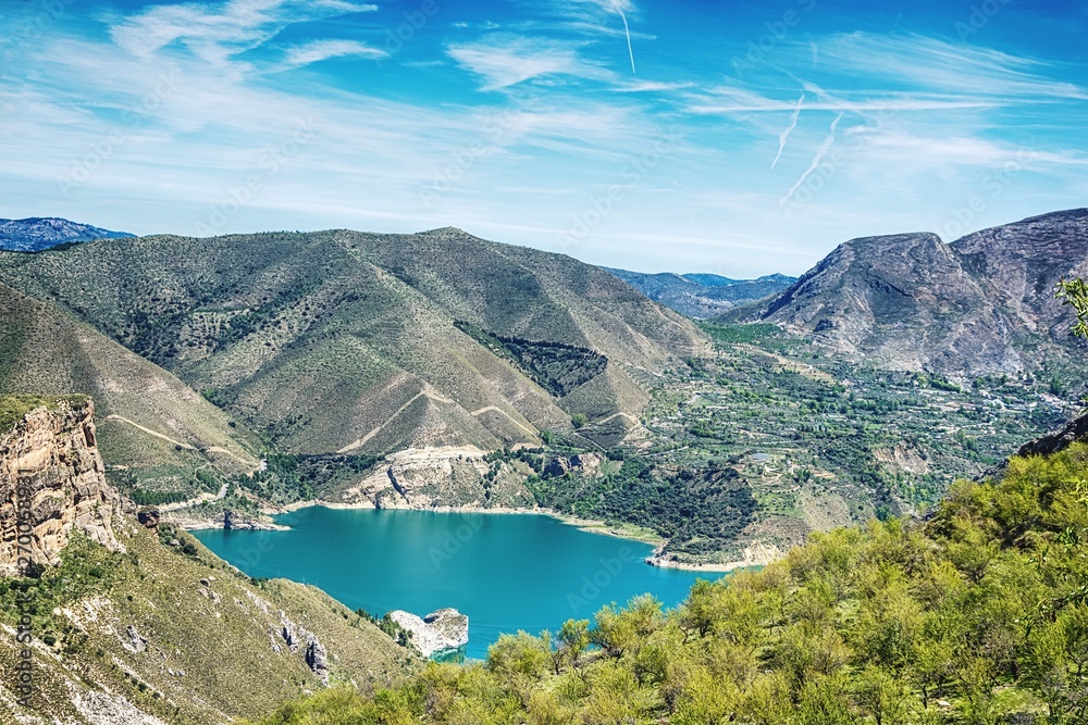 Lago entre montañas. Granada. España.