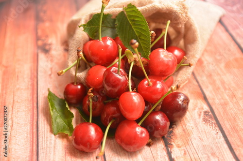 ciliege rosse frutta fresca di stagione su tavolo di legno