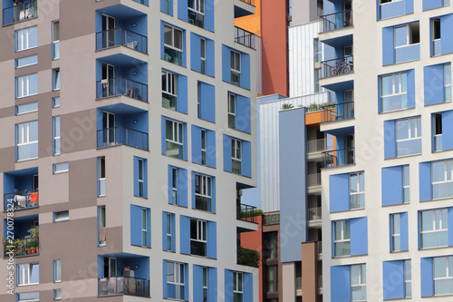appartamenti con balconi di un palazzo in città, apartments with balconies of a building in the city