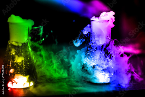 Εκτύπωση καμβά Glass flasks with chemical reaction