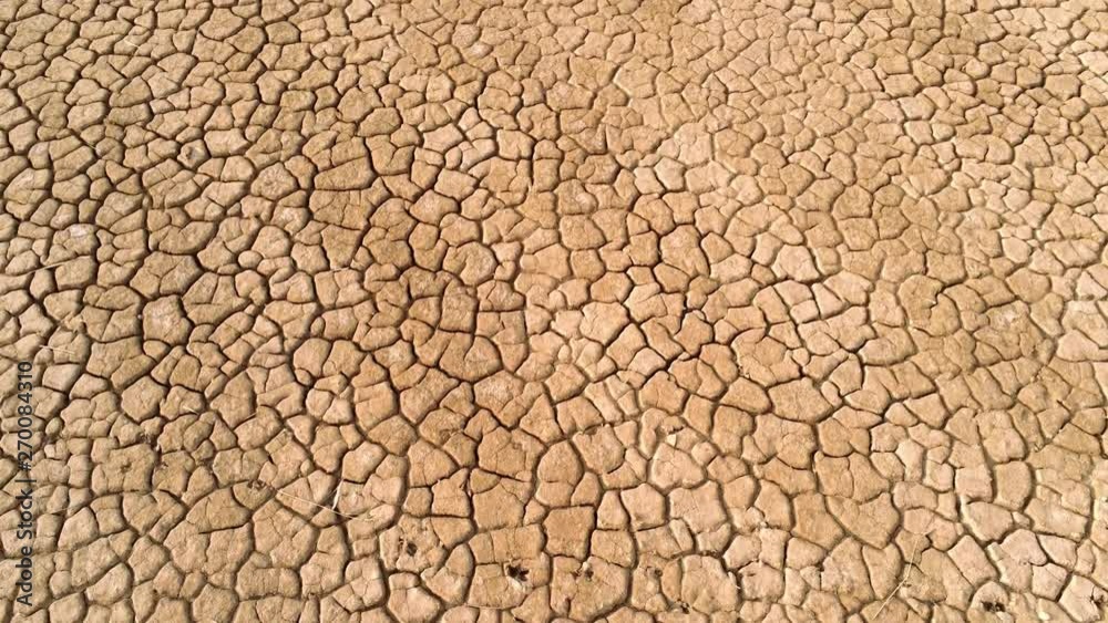 Rissiger Wüstenboden nach langanhaltender Trockenheit