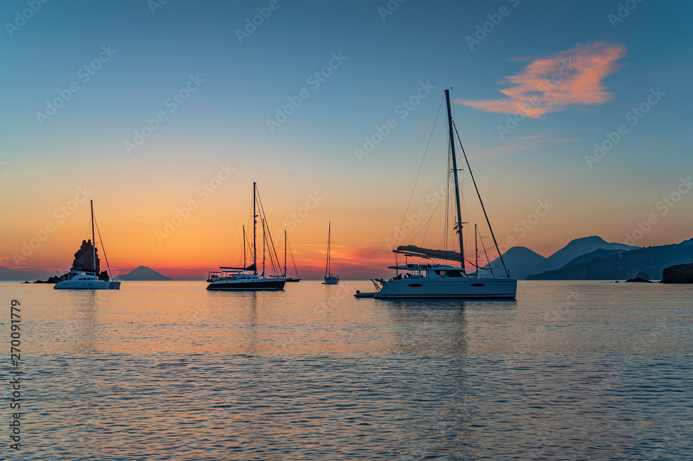 Vista dalla spiaggia delle Sabbie Nere al tramonto, isola di Vulcano - arcipelago delle Isole Eolie IT