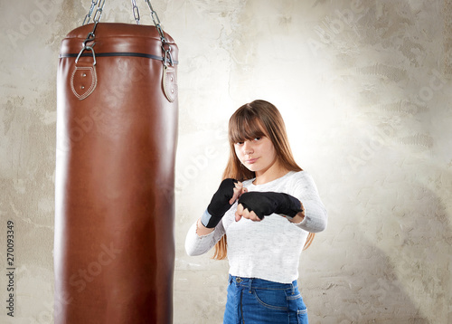 Junges Mädchen mit boxsack photo