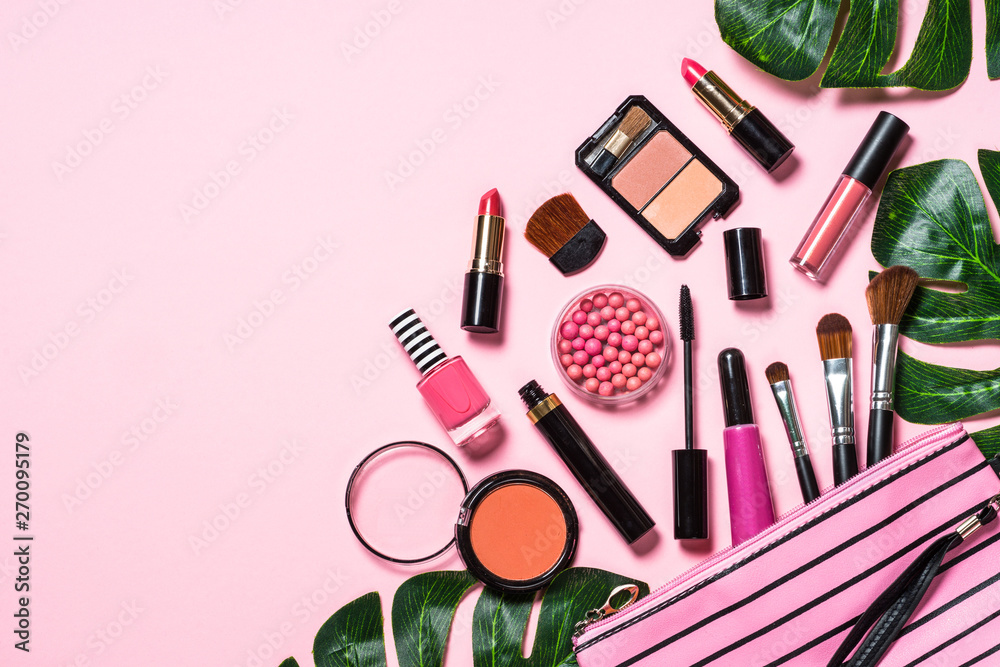 Fototapeta Makijaż profesjonalnych kosmetyków na różowym tle.