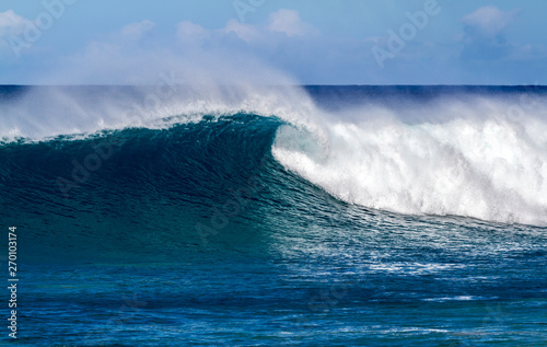 Fototapeta Naklejka Na Ścianę i Meble -  Beautiful breaking Ocean wave in Hawaii