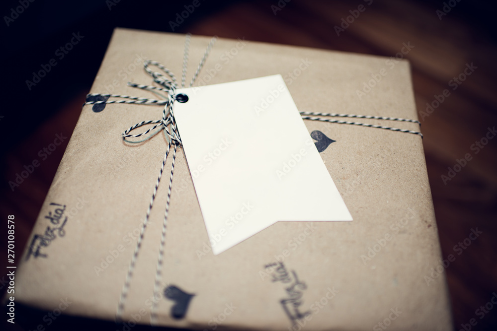 Caja de regalo con tarjeta de felicitacion Caja de regalo con tarjeta de felicitacion