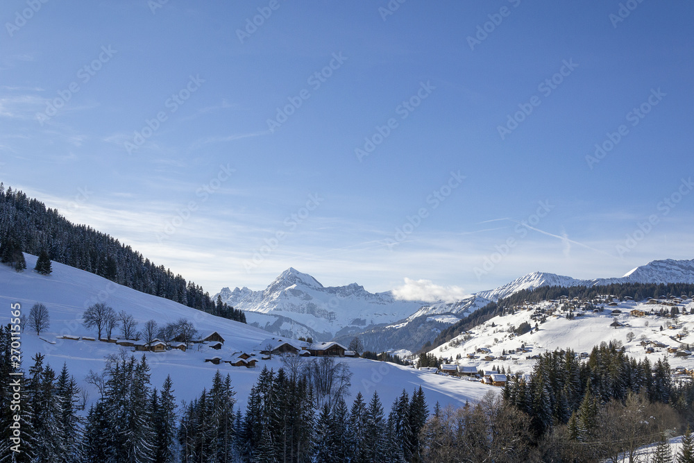 Paysage de haute montagnes eneigés dans les Alpes