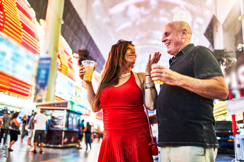 Canvas Print mature couple sightseeing in downtown las vegas streets