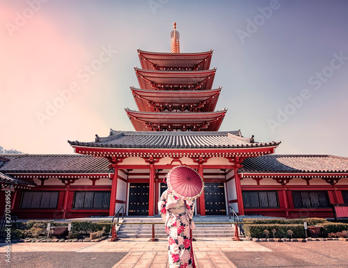 Canvas Print Girl with traditional dress in Senso-ji temple in Asakusa, Tokyo