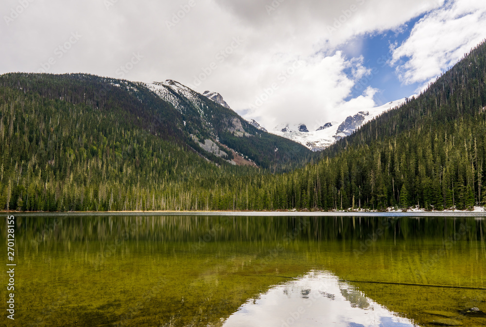Naklejka premium Idyllic spring landscape with mountain joffre laks in british columbia canada.