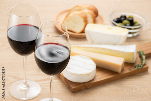 チーズの盛合せとワイン