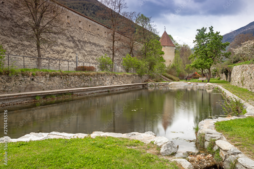 Fototapeta premium Kleine mittelalterliche Stadt Glurns im Vinschgau, Südtirol