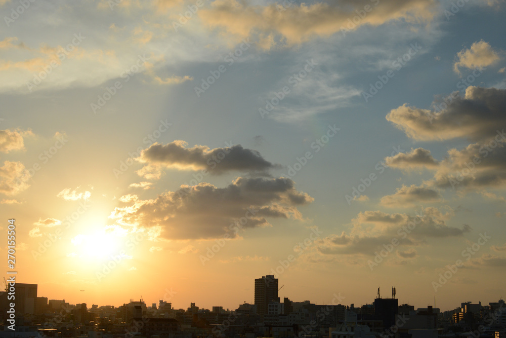 都会のオレンジ色の夕焼け