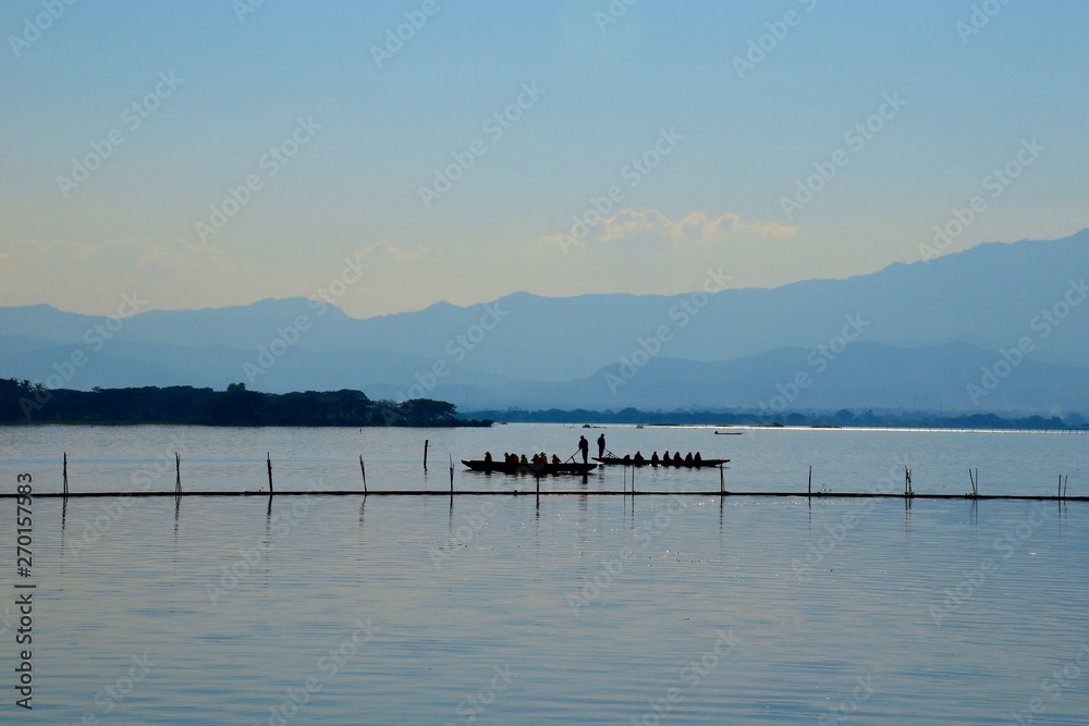 Boatman Paddle to take passengers across the vast lake in the evening at Kwan Phayao.