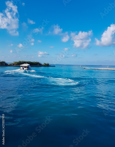 Fototapeta Naklejka Na Ścianę i Meble -  Weißer Sand und Türkises Wasser am Indischen Ozean Strand auf den Malediven