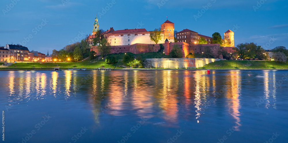 Fototapeta Poland, Krakow, Wawel hill at night, panoramic view from the other bank of river