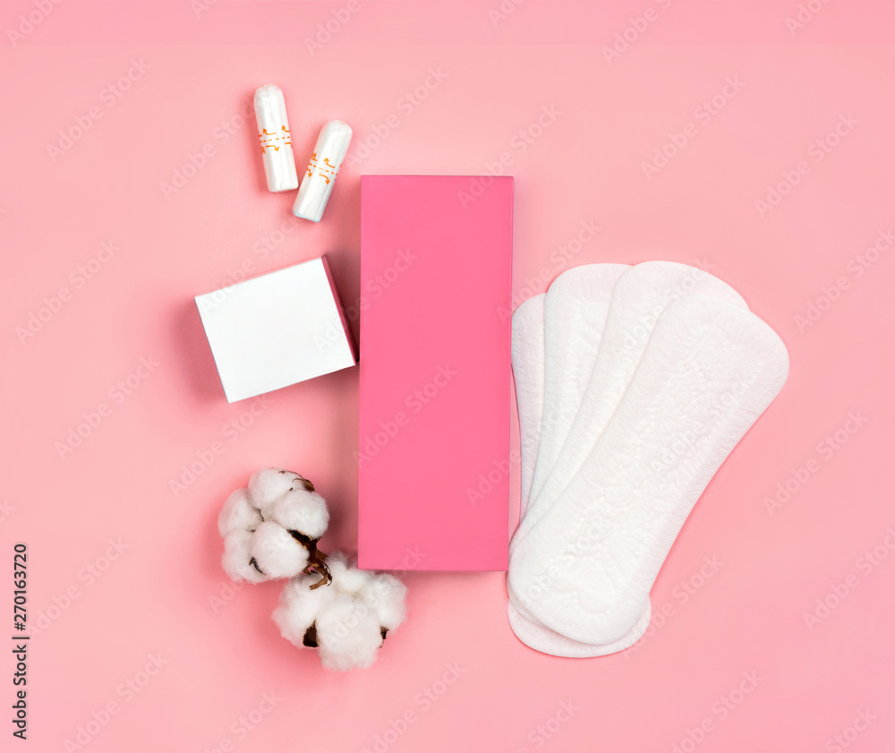 Packaging of sanitary pads and packaging of tampons with cotton flowers on  pink background. Concept of critical days, menstruation foto de Stock |  Adobe Stock