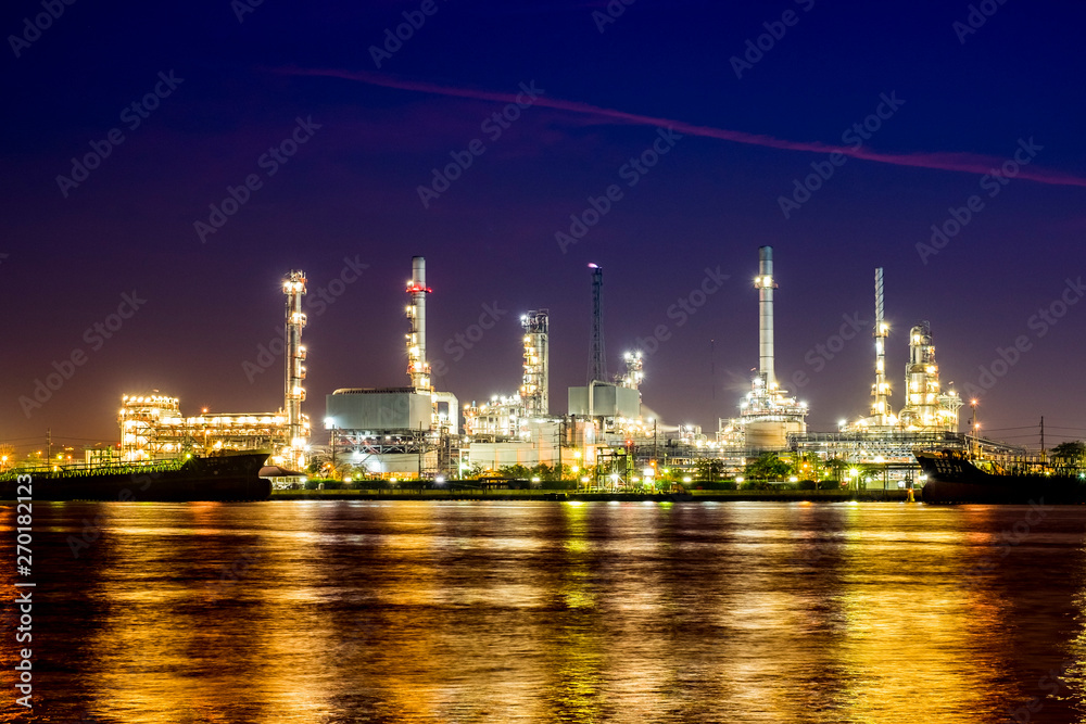 Fototapeta premium Oil refinery night at Thailand