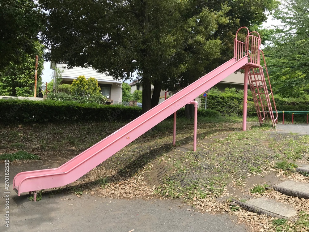 公園にある長いピンクのすべりだい