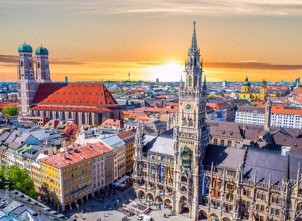 Fototapeta premium Widok na Monachium o zachodzie słońca