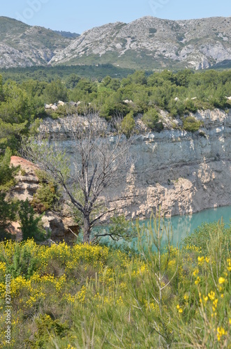 Le Lagon bleu, Massif des Alpilles, France photo