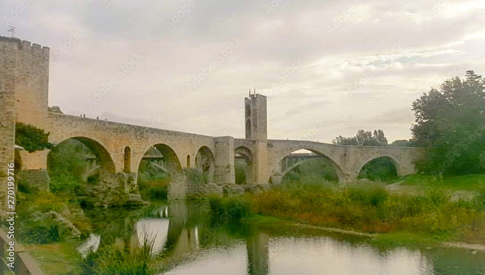 Vue  sur ancien pont médiéval en Espagne.