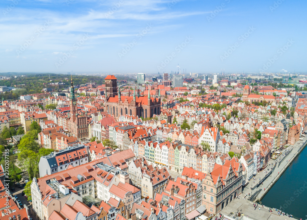 Naklejka premium Krajobraz Gdańska z powietrza z Zieloną Bramą, starymi kamienicami, Bazyliką Mariacka i Nowymi zabudowaniami na horyzoncie. 